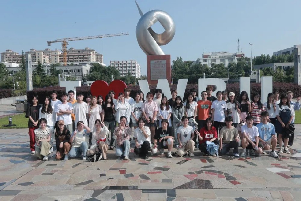 武汉工程大学本科助学班博雅书画社参加武汉商学院书法交流会